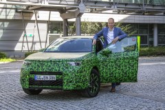 Opel CEO Michael Lohscheller auf Testfahrt mit dem neuen Opel Mokka