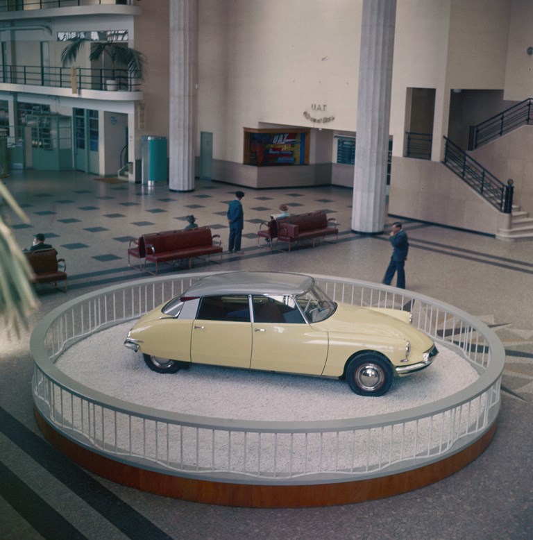 1955, la DS19 esposta nel salone dell'aeroporto di Orly a Parigi