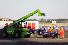 Marshals recover the car of Robin Frijns (NLD), Envision Virgin Racing, Audi e-tron FE06, after a crash