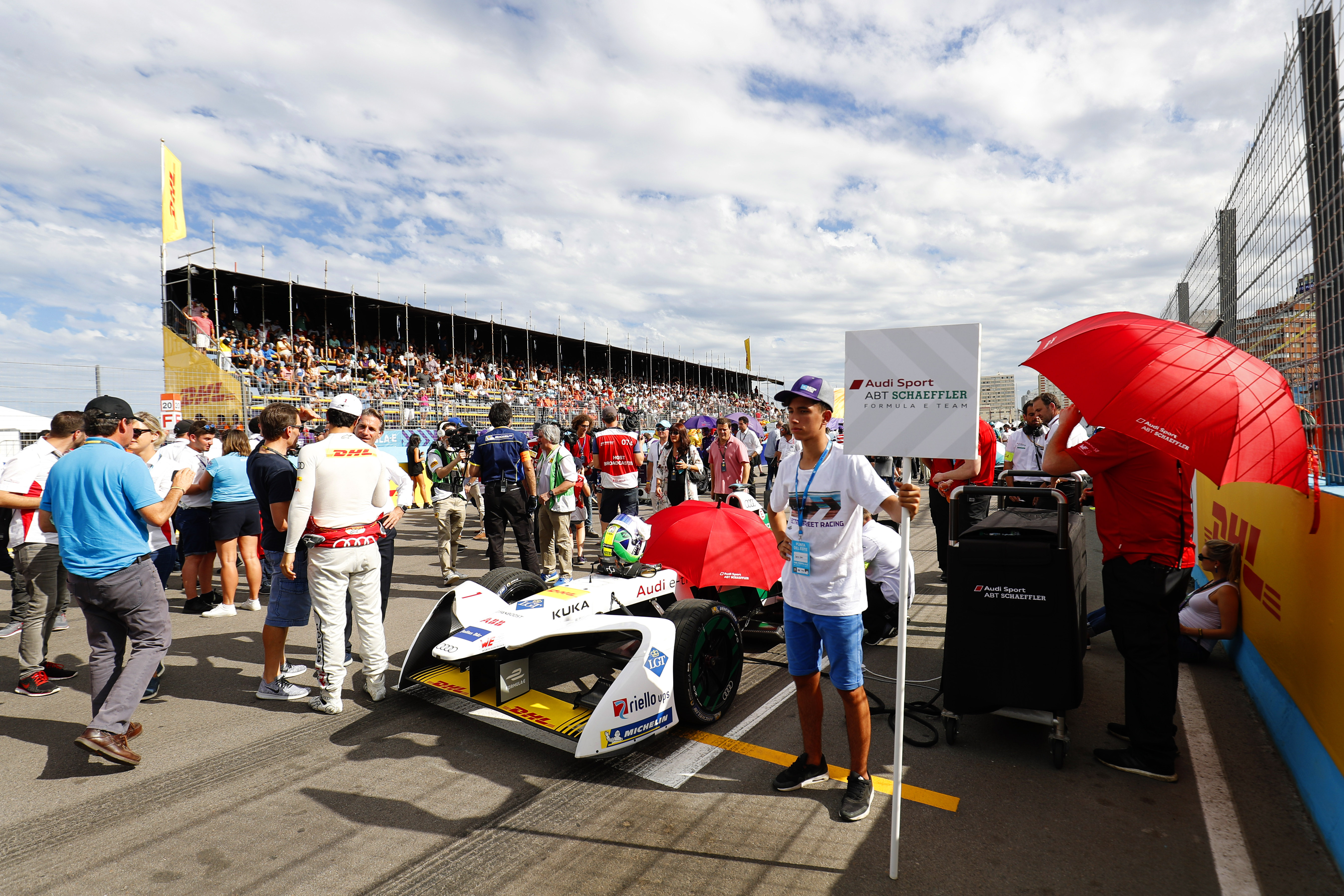 Lucas Di Grassi (BRA), Audi Sport ABT Schaeffler, Audi e-tron FE04, grid kid.