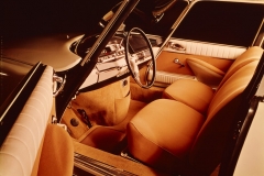 Interno di una DS19 Pallas del '64 con volante rivestito in vinile nero