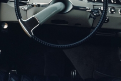 Interno di una DS21 Pallas del '66 con volante rivestito in vinile nero