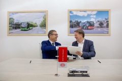 From-left-to-right-Javier-Contijoch-Vice-President-of-Sales-at-BYD-Europe-Ole-Engebret-Haugen-CEO-at-Vy-Buss