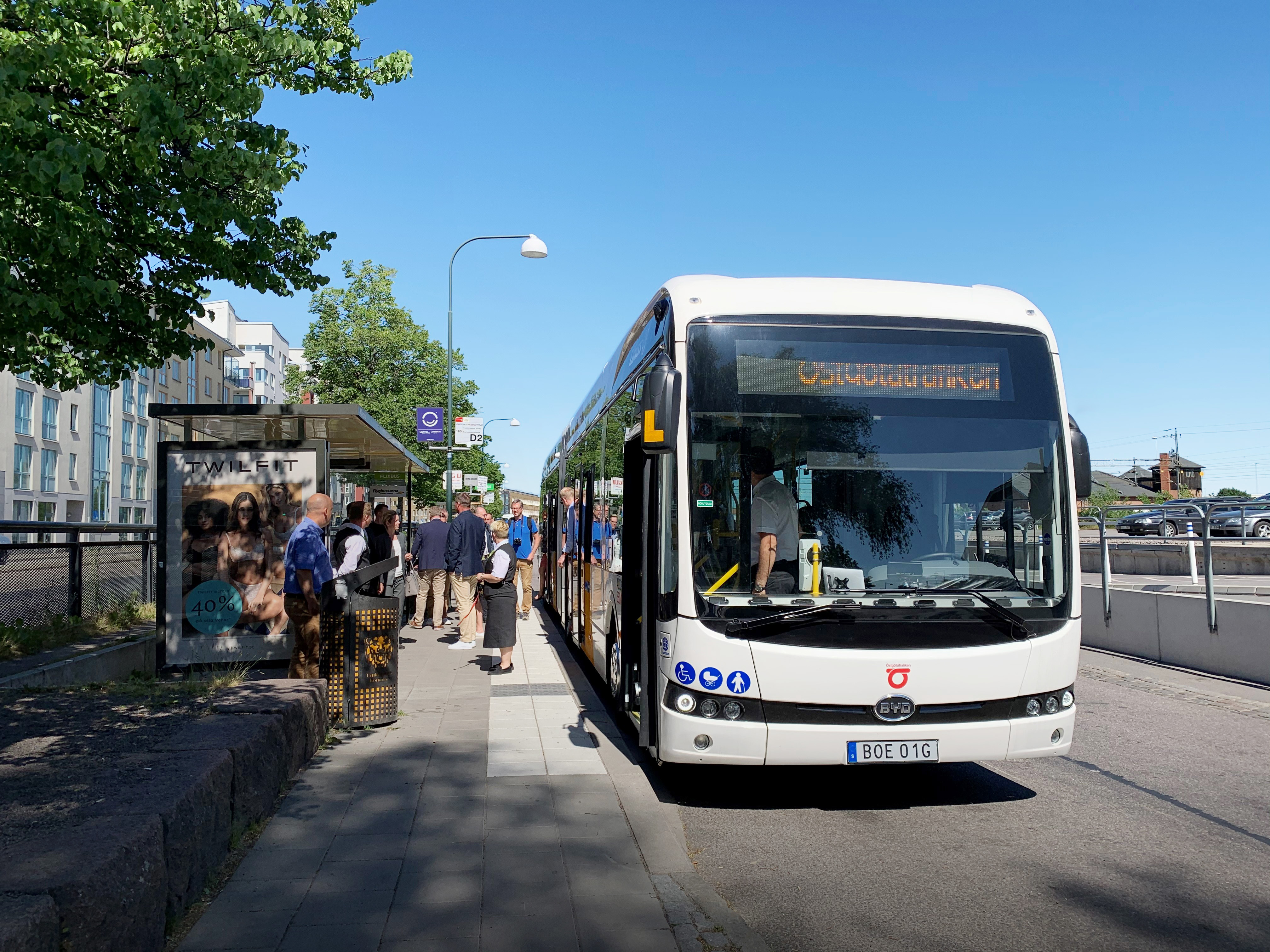 nobina_byd_e-bus_electric_motor_news_02-BYD-18-metre-articulated-eBus-in_-Linköping