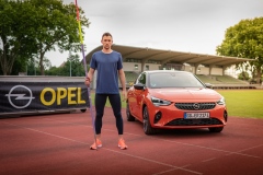Niklas Kaul mit dem Opel Corsa-e