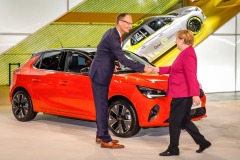 2019-Opel-IAA-Frankfurt-Angela-Merkel-Michael-Lohscheller-Corsa-e-508773