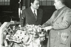 Lingegner-Giulio-Alfieri-con-un-tecnico-accanto-al-motore-Maserati-della-SM-montato-al-banco-dinamometrico