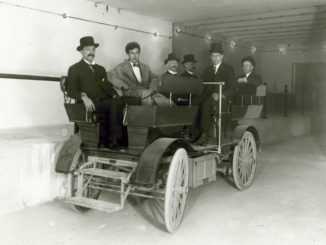 1909 studebaker-electric car