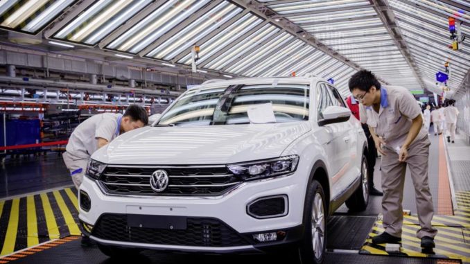 Collaboratori FAW-Volkswagen all’impianto di Foshan