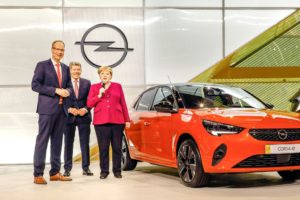 Angela Merkel allo stand Opel