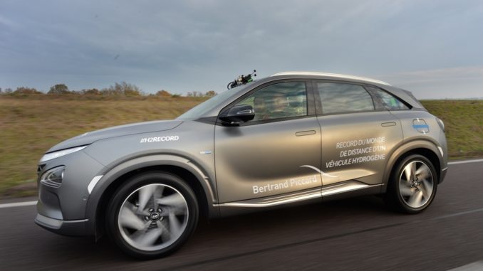 Bertrand Piccard con un Hyundai NEXO