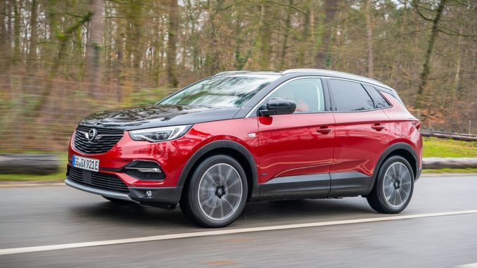 Opel Grandland X plug-in hybrid luce blu