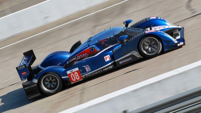 Carlos Tavares al volante di una Peugeot 908 dà il via alle 24 Ore di Le Mans