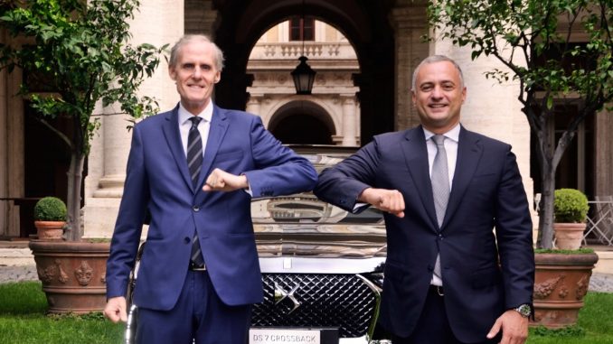 L’Ambasciatore di Francia in Italia Christian Masset riceve una DS 7 Crossback E-Tense 4x4