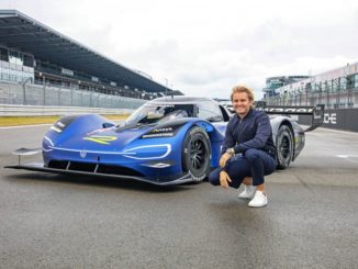 Nico Rosberg prova l'auto sportiva elettrica Volkswagen ID.R