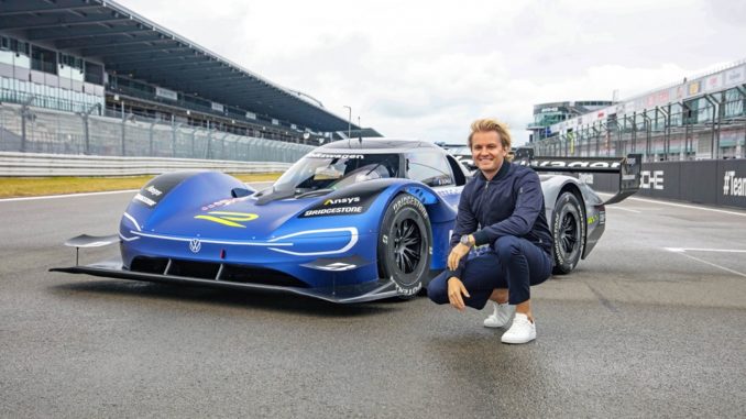 Nico Rosberg prova l'auto sportiva elettrica Volkswagen ID.R