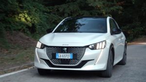 Nuova Peugeot e-208 traccia la strada per una nuova esperienza di guida