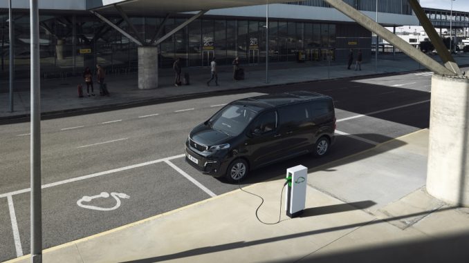 Ordinabile Nuovo Peugeot e-Traveller con batteria da 75kWh e lunghezza Compact