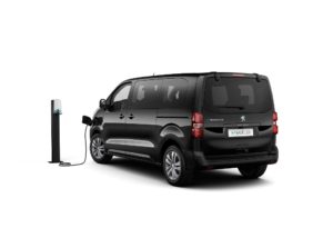 Ordinabile Nuovo Peugeot e-Traveller con batteria da 75kWh e lunghezza Compact