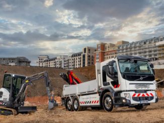 Il Gruppo Volvo consegna il camion elettrico Volvo FE e l'escavatore compatto Volvo ECR25