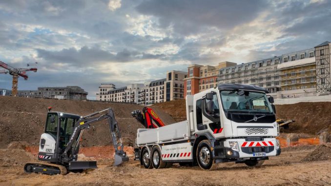 Il Gruppo Volvo consegna il camion elettrico Volvo FE e l'escavatore compatto Volvo ECR25