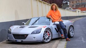 La passione per la Opel Speedster dai collezionisti di vetture di nicchia