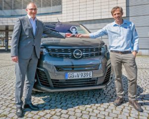 Il CEO Opel Michael Lohscheller, ritira il premio “International Van of the Year” al nuovo Opel Vivaro-e