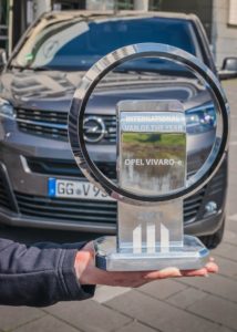 Il CEO Opel Michael Lohscheller, ritira il premio “International Van of the Year” al nuovo Opel Vivaro-e