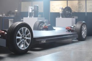 Firmata la collaborazione strategica tra REE Automotive e Magna
