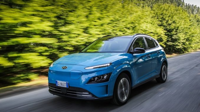 Noleggio di Nuova Kona Electric che entra in Hyundai Renting