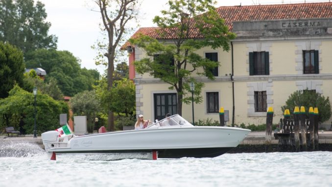 La barca elettrica Candela C-7 vola sui canali di Venezia