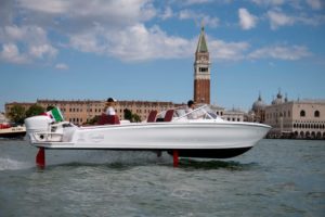 La barca elettrica Candela C-7 vola sui canali di Venezia