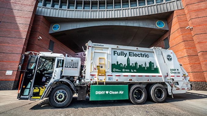 Camion elettrici della spazzatura a New York