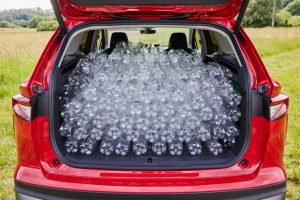 Ogni Škoda Enyaq iV include 318 bottiglie di plastica riciclate