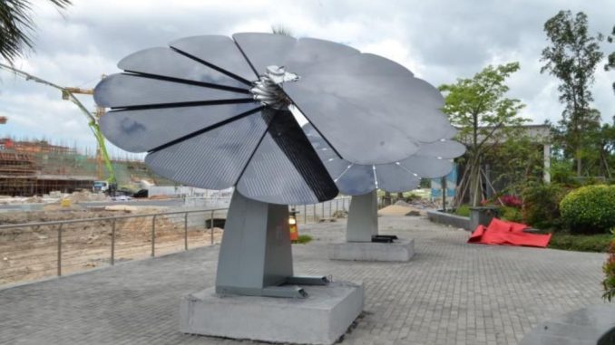 Inseguitore solare a doppio asse generatore solare Sun Flower per stazioni di cambio batterie