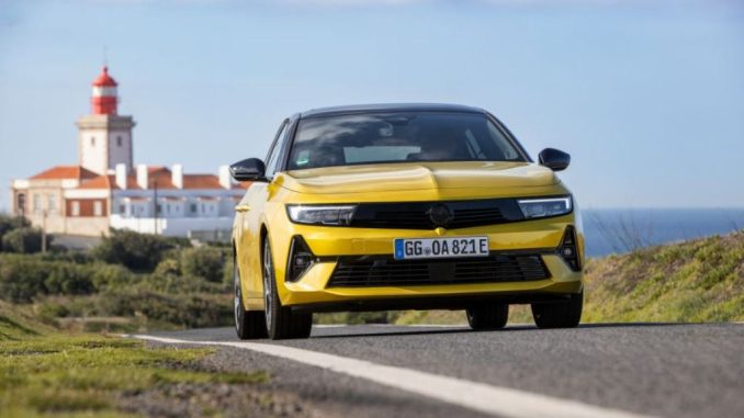 I vantaggi della propulsione ibrida plug-in di Opel Astra in un video