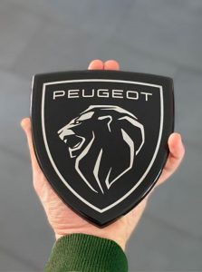 Il nuovo logo di Peugeot 308 and i suoi segreti high-tech