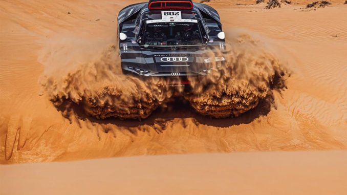 Prima vittoria assoluta di Audi RS Q e-tron nel deserto di Abu Dhabi