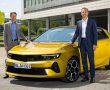 Opel CIO Florian Huettl und COO Uwe Hochgeschurtz am Opel Astra Hybrid