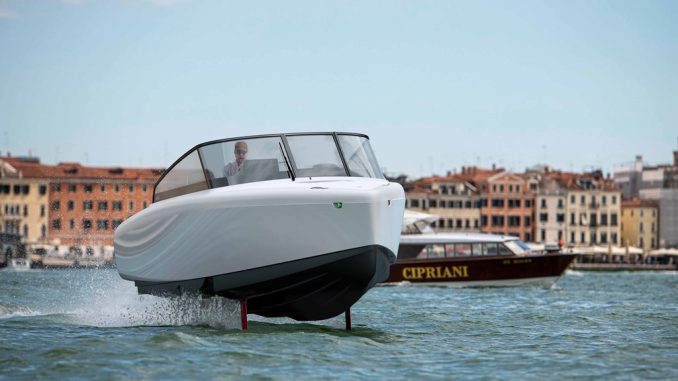 Candela presenterà il primo aliscafo daycruiser ad alta velocità, il modello Candela C-8 elettrico, durante il Salone Nautico di Venezia.