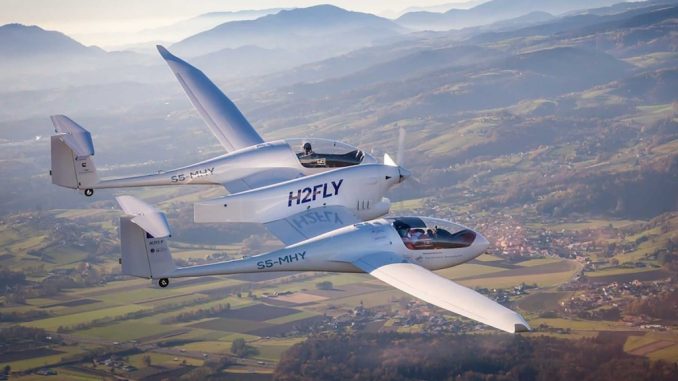 L’aereo HY4 di H2FLY a idrogeno vola da Stoccarda a Friedrichshafen