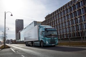 DHL ordina 44 camion elettrici a Volvo Trucks