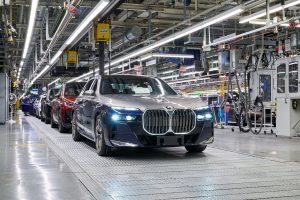 Ieri 1° luglio è iniziata la produzione della nuova BMW Serie 7 nello stabilimento di Dingolfing, inclusa la versione BMW i7 completamente elettrica.