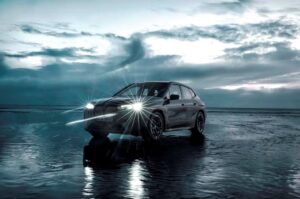 BMW prova veicoli elettrici ad alte prestazioni con quattro motori