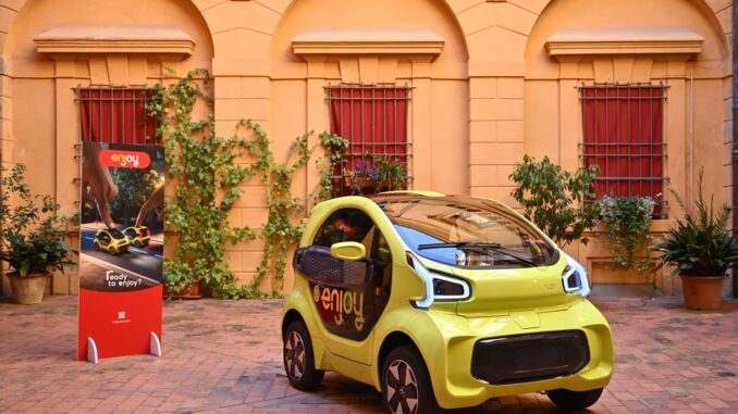 Car sharing elettrico ENI a Bologna con SIFÀ e la city car XEV Yoyo di Enjoy come partner