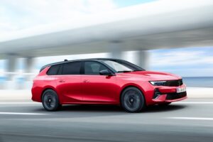 Opel Astra, la regina delle classifiche, ora diventa elettrica