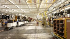 La nuova catena di montaggio "Alliance Standard Line" presso lo stabilimento Renault di Douai