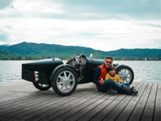 Padre e figlio nella loro unica Bugatti Baby II