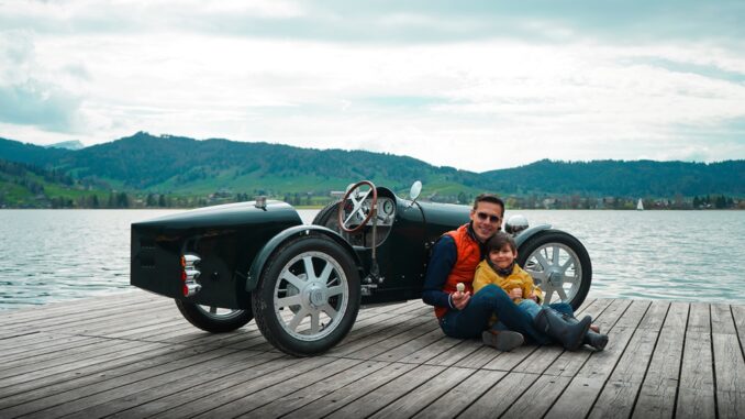 Padre e figlio nella loro unica Bugatti Baby II