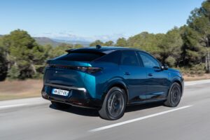 Peugeot presenta il nuovo SUV elettrico E-3008